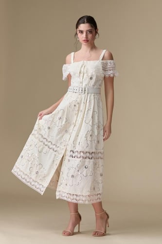 فستان “تطريز دانتيل لافت” – أنوثة ناعمة بحضور مميز