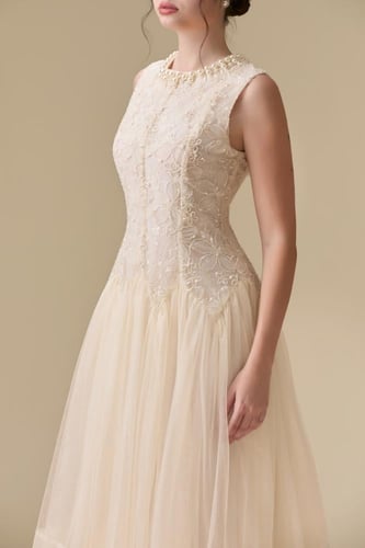 فستان “همس اللؤلؤ” – نعومة أنثوية بإطلالة راقية