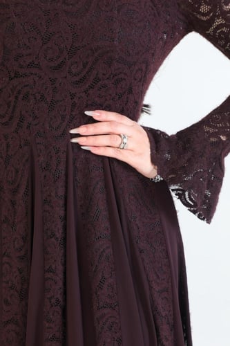 فستان “دانتيل انسيابي” – أنوثة راقية بتفاصيل ناعمة...