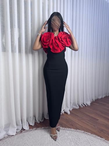 فستان اسود ماسك بورود احمر