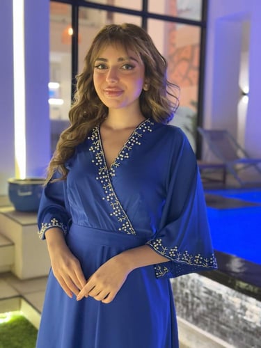 فستان ناعم بلون نيلي وبتطريز انيق يدوي