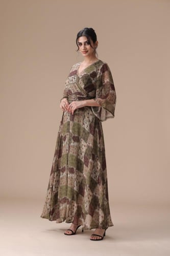 فستان “باتشورك راقي ملفت” – أناقة بطابع فني مميز