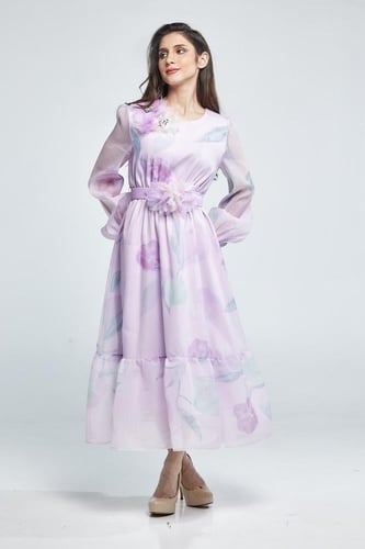 فستان طويل بحزام على الخصر