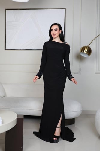 فستان اسود طويل باكمام مطرزه