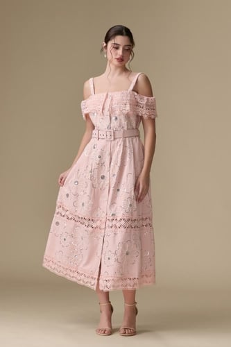 فستان “تطريز دانتيل لافت” – أنوثة ناعمة بحضور مميز