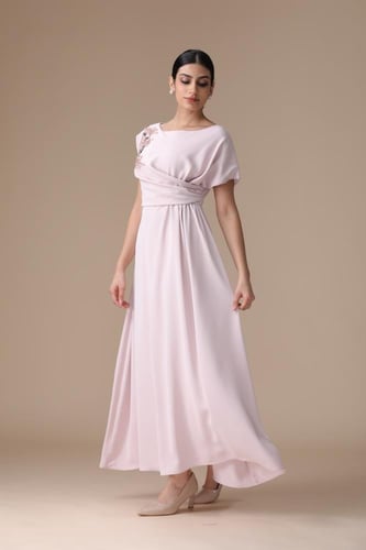 فستان “أناقة ناعمة مطرزة” – فخامة هادئة بإحساس أنث...