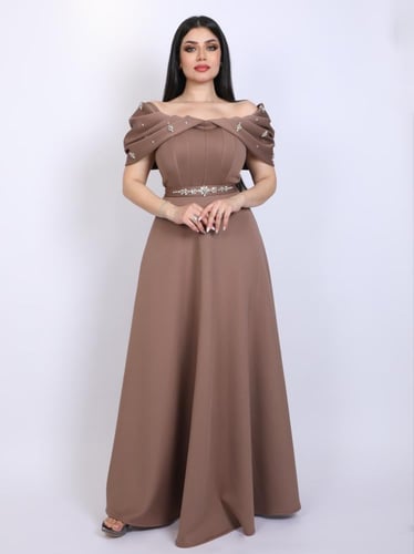 فستان سهره طويل بتصميم ناعم وتفاصيل انيقه