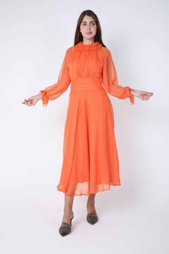 فستان طويل من الشيفون