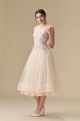 فستان “همس اللؤلؤ” – نعومة أنثوية بإطلالة راقية