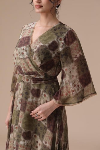 فستان “باتشورك راقي ملفت” – أناقة بطابع فني مميز