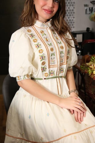 جلابية طويله بتطريز انيق في الصدر وحزام