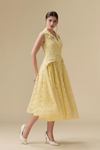 فستان أنثوي بتفاصيل ناعمة وفخامة هادئة