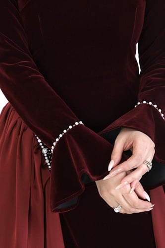 فستان “مخمل مهيب” – فخامة ملكية بتفاصيل جريئة وحضو...