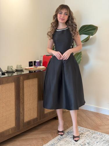 فستان اسود ميدي بأكمام كت