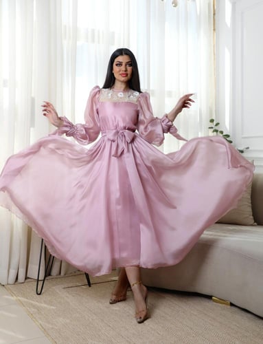 فستان ناعم جدًا برقبة من الشيفون مزينة بالكريستال