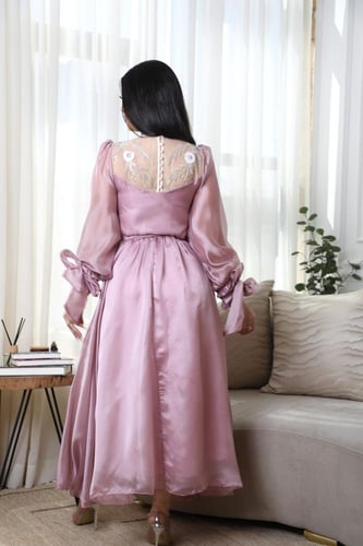 فستان ناعم جدًا برقبة من الشيفون مزينة بالكريستال