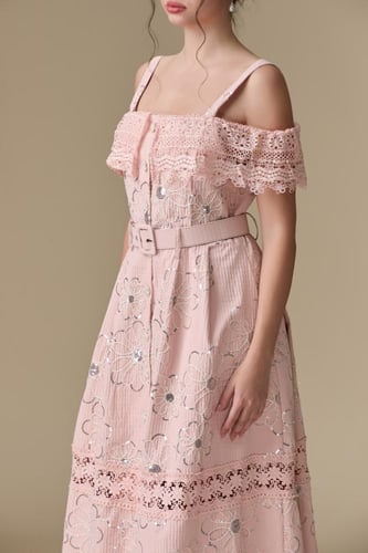 فستان “تطريز دانتيل لافت” – أنوثة ناعمة بحضور مميز