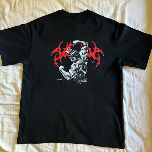 تيشيرت اوفرسايز بتصميم كلاسيكي – إصدار أرنولد