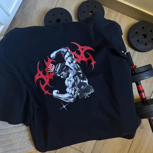 تيشيرت اوفرسايز بتصميم كلاسيكي – إصدار أرنولد