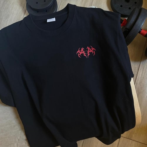 تيشيرت اوفرسايز بتصميم كلاسيكي – إصدار أرنولد