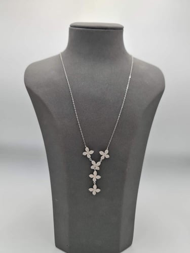 طقم إيطالي أنيق من ذهب عيار 18 بتصميم ناعم متناسق...