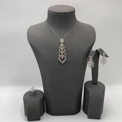 طقم مميز تصميم الماس عيار 18 الوزن 9.89