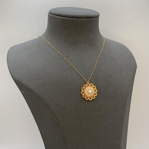 عقد ذهب عيار 21 وزن 2.62 جرام بتعليقة مزخرفة بفص ل...