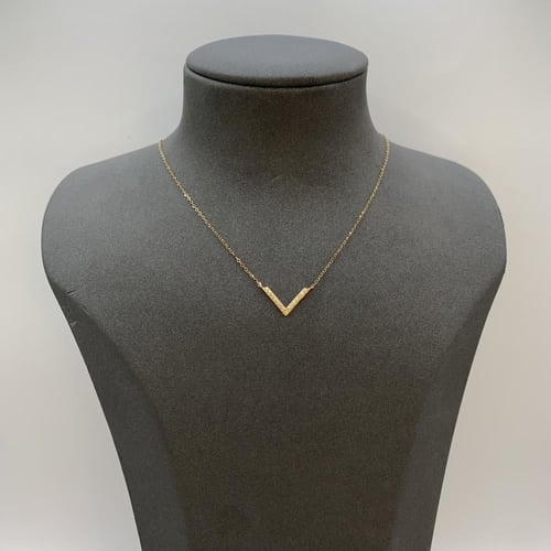 عقد ذهب إيطالي عيار 18 وزن 0.91 جرام بتعليقة حرف V...