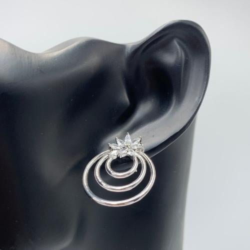 حلق إيطالي ذهب أبيض عيار 18 بتصميم ألماس فاخر - وز...