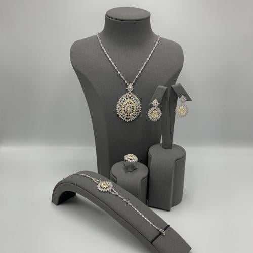 طقم مميز تصميم الماس عيار 18 الوزن 29.8