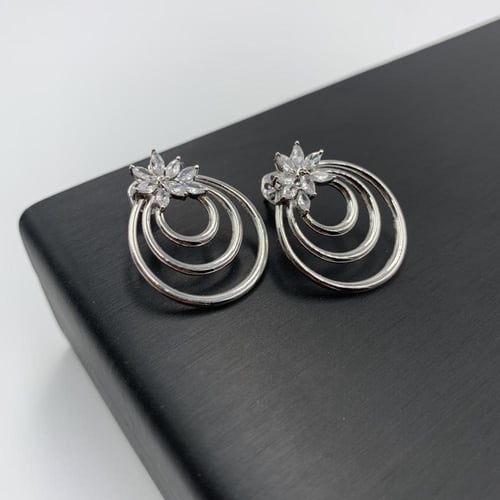 حلق إيطالي ذهب أبيض عيار 18 بتصميم ألماس فاخر - وز...