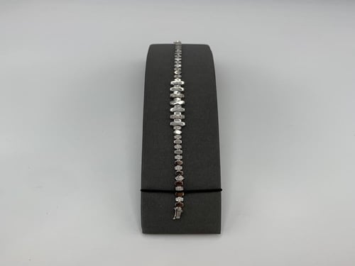 سوارة إيطالي ذهب أبيض عيار 18 بتصميم هندسي بوزن 4....