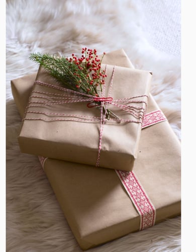 تغليف هدايا فاخر من ليفي ورد طبيعي وعبارات مخصصة -...