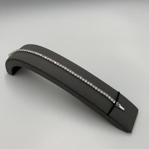 سوارة إيطالي ذهب أبيض عيار 18 بفصوص لامعة – وزن 7....