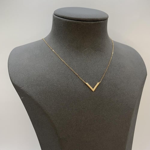 عقد ذهب إيطالي عيار 18 وزن 0.91 جرام بتعليقة حرف V...