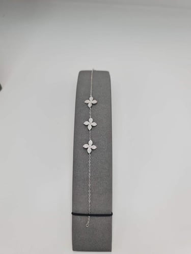 طقم إيطالي أنيق من ذهب عيار 18 بتصميم ناعم متناسق...