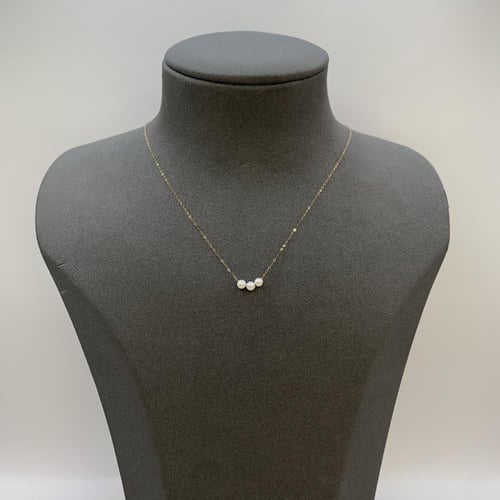 عقد ذهب إيطالي عيار 18 وزن 0.28 جرام بثلاث حبات لؤ...