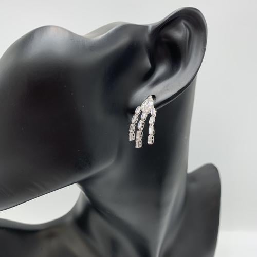 حلق مميز تصميم الماس عيار 18 الوزن 3.6