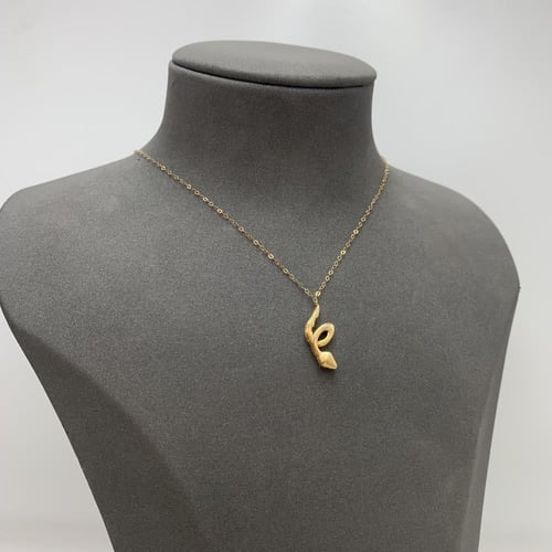 عقد ذهب إيطالي عيار 18 بوزن 1.18 جرام بتصميم فني م...