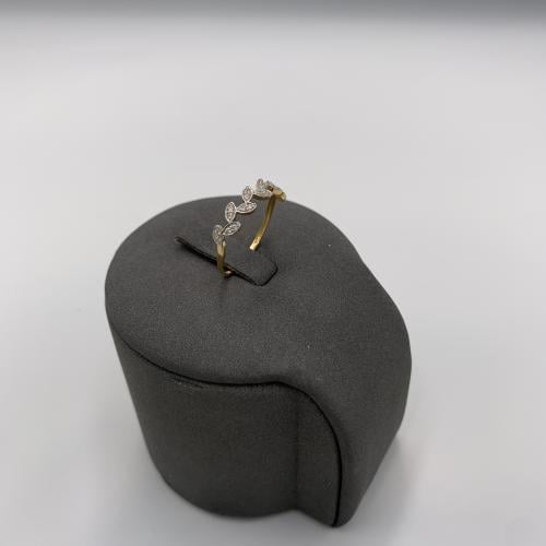 خاتم إيطالي ذهب عيار 18 – وزن 0.99 جرام بتصميم أور...