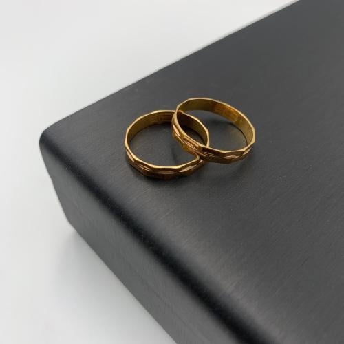 خاتم مرامي ذهب عيار 21 بتصميم هندسي فخم - وزن 2.97...