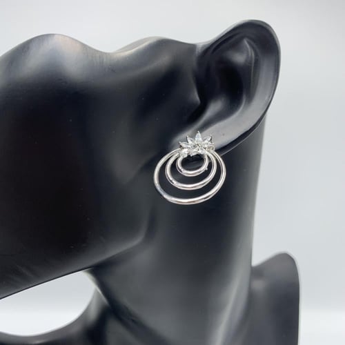 حلق إيطالي ذهب أبيض عيار 18 بتصميم ألماس فاخر - وز...