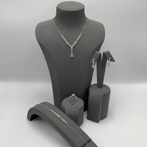 طقم مميز تصميم الماس عيار 18 الوزن 9.41