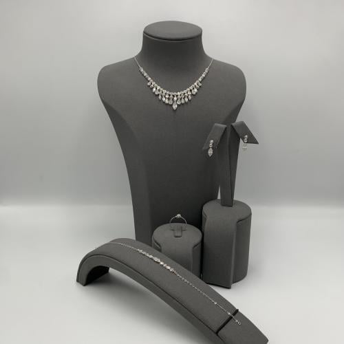 طقم مميز تصميم الماس عيار 18 الوزن 11.7