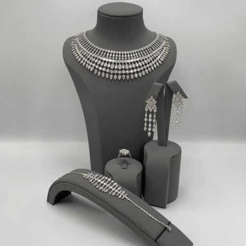 طقم مميز تصميم الماس عيار 18 الوزن 53.9