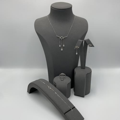 طقم مميز تصميم الماس عيار 18 الوزن 4.73