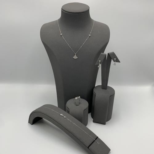 طقم مميز تصميم الماس عيار 18 الوزن 3.24