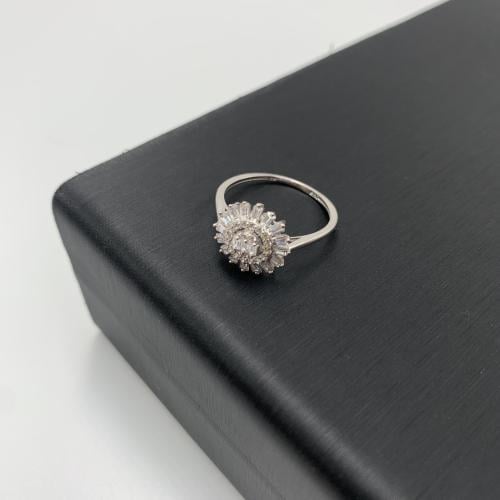 خاتم مميز تصميم الماس عيار 18 الوزن 1.62
