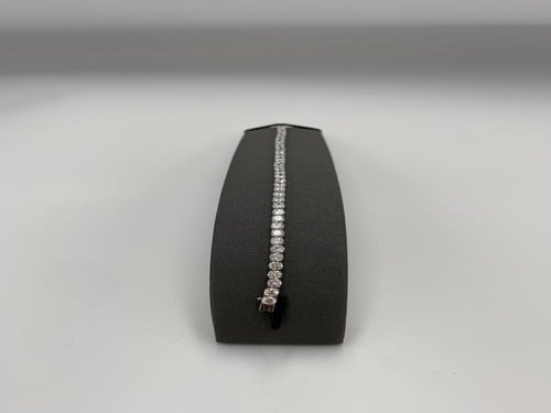 سوارة إيطالي ذهب أبيض عيار 18 بفصوص لامعة – وزن 7....