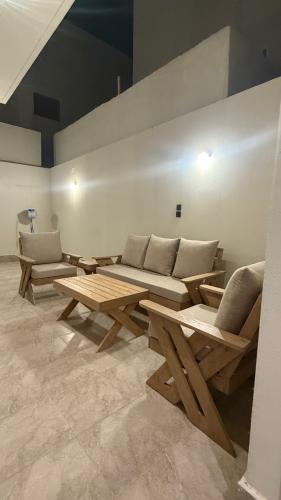 جلسة خارجية 5 اشخاص شامل المراتب مع طاولة كبيره وط...